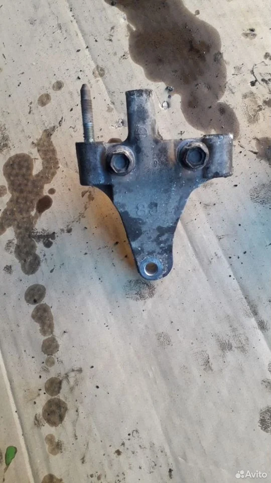 Кронштейн опоры двигателя правый Ниссан Теана J31