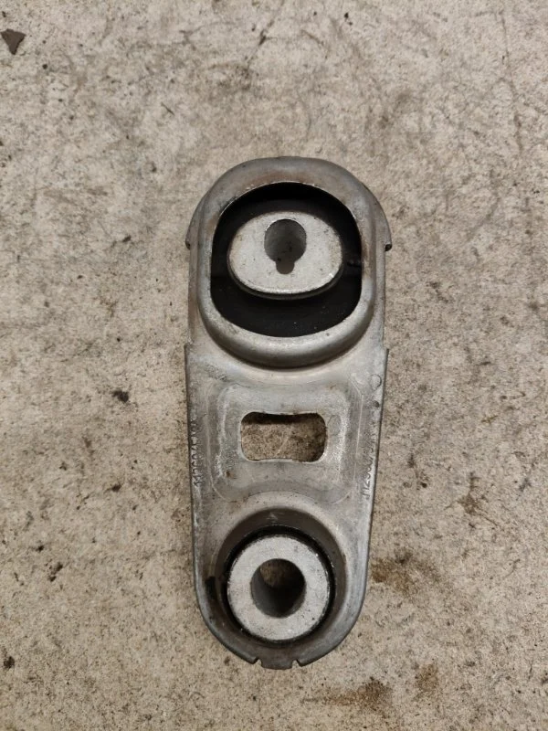 Кронштейн двигателя Nissan Qashqai