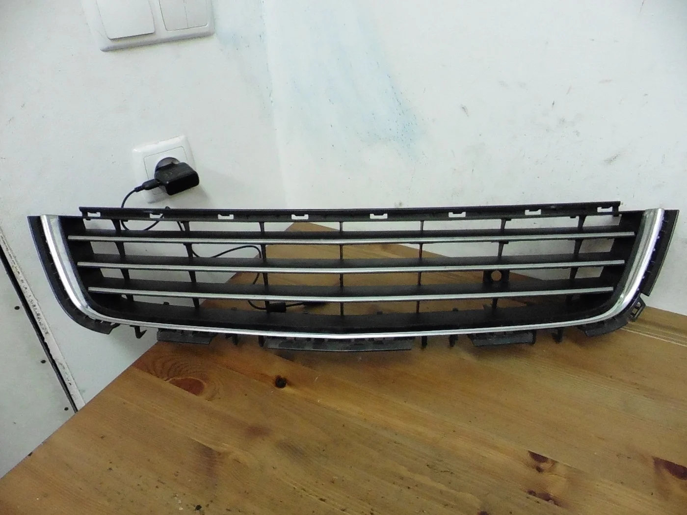 Решетка в бампер центральная бу Опель Астра Н 07-