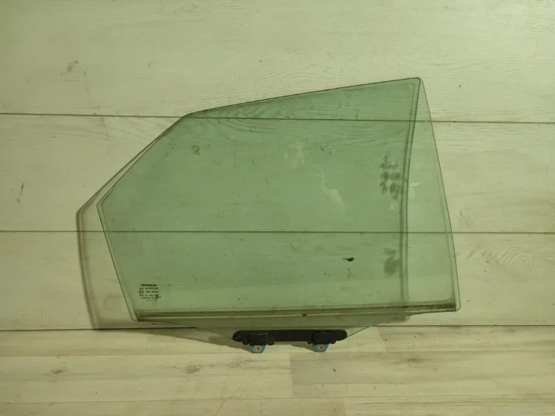 Стекло двери Honda CIVIC VIII 5D 2009