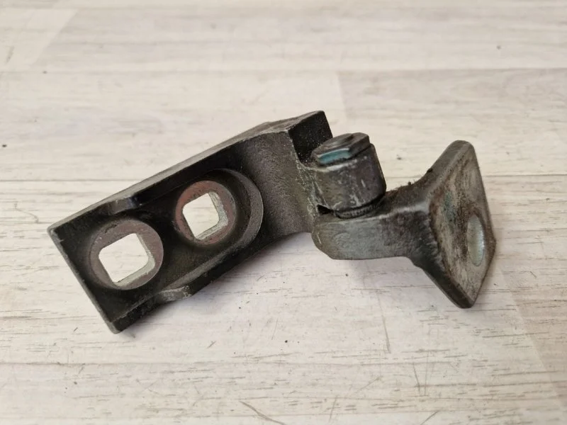 Петля двери Opel Corsa D 2008