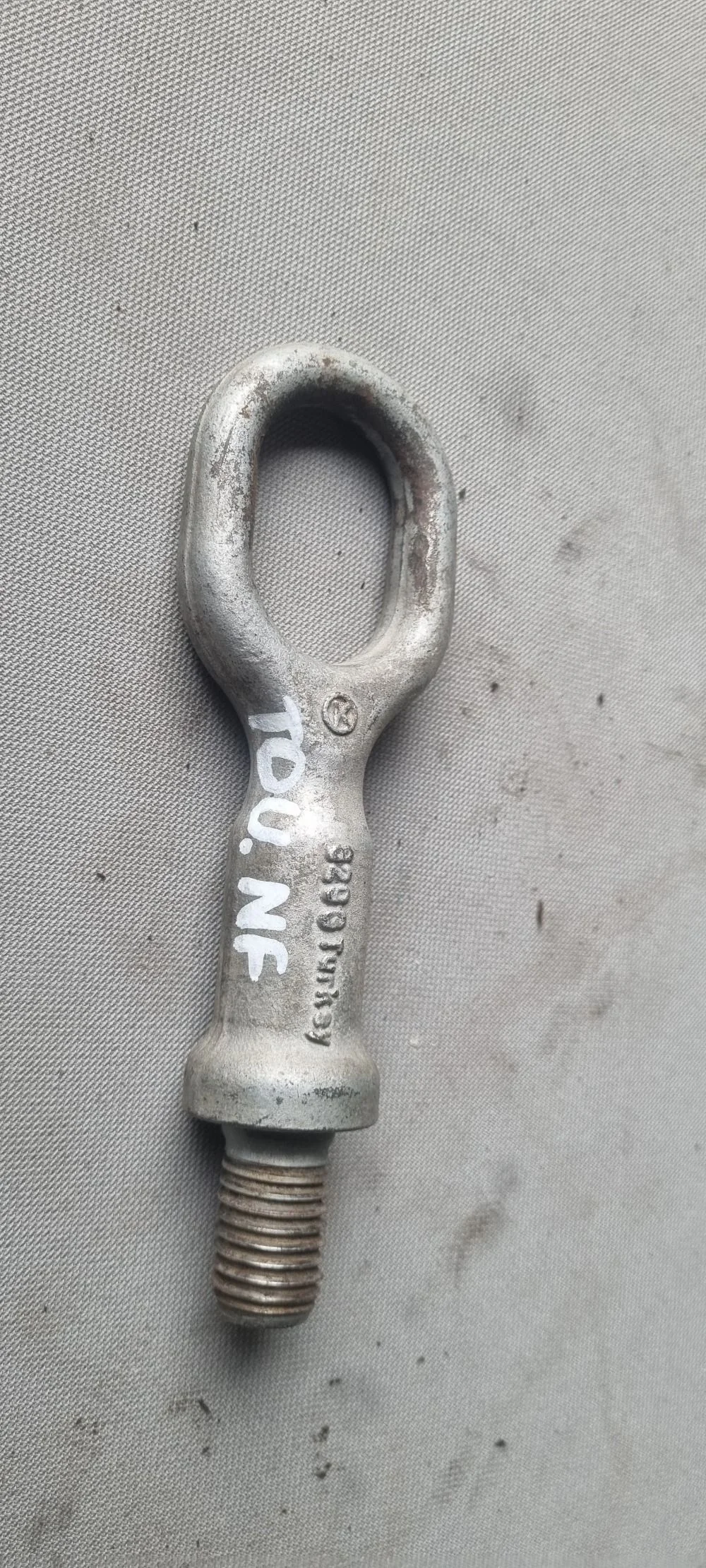 Крюк буксировочный для VW Touareg 2010-2018