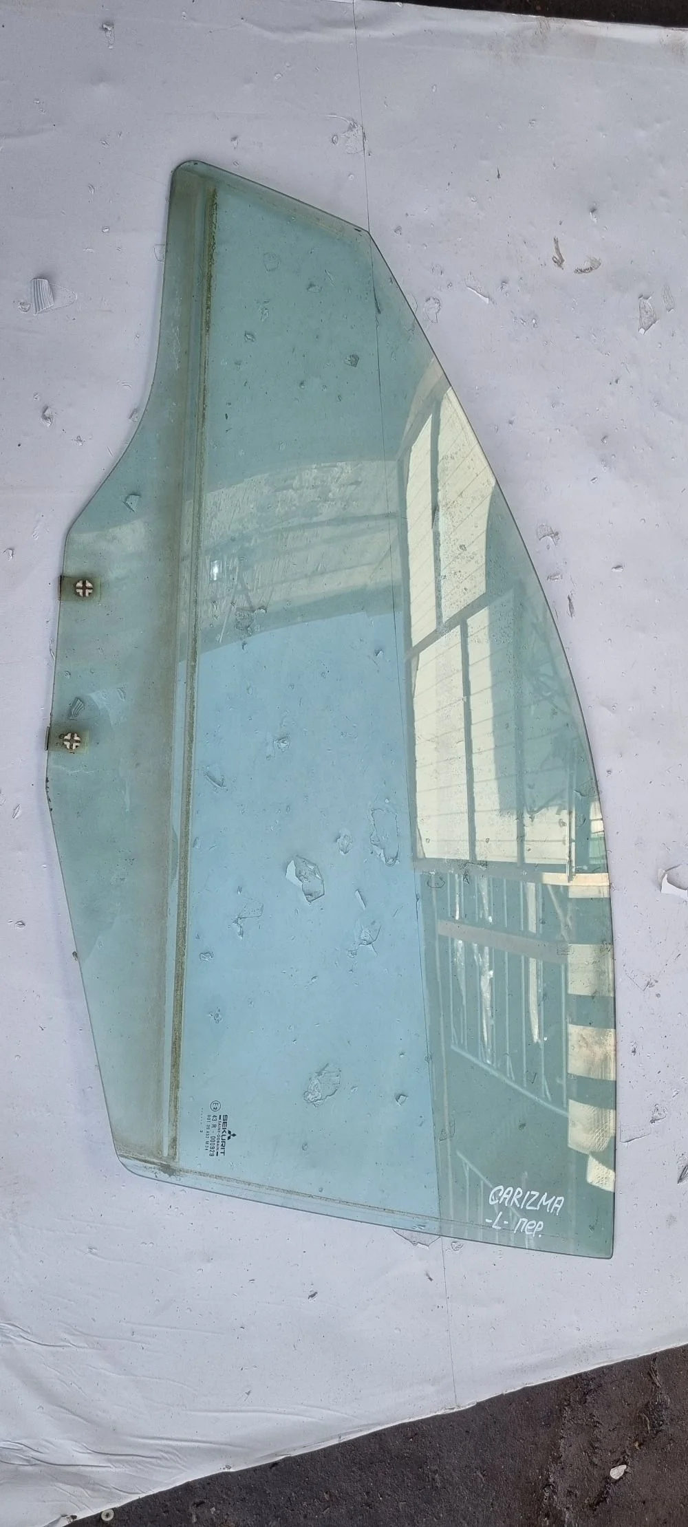 Стекло двери передней левой для Mitsubishi Carisma