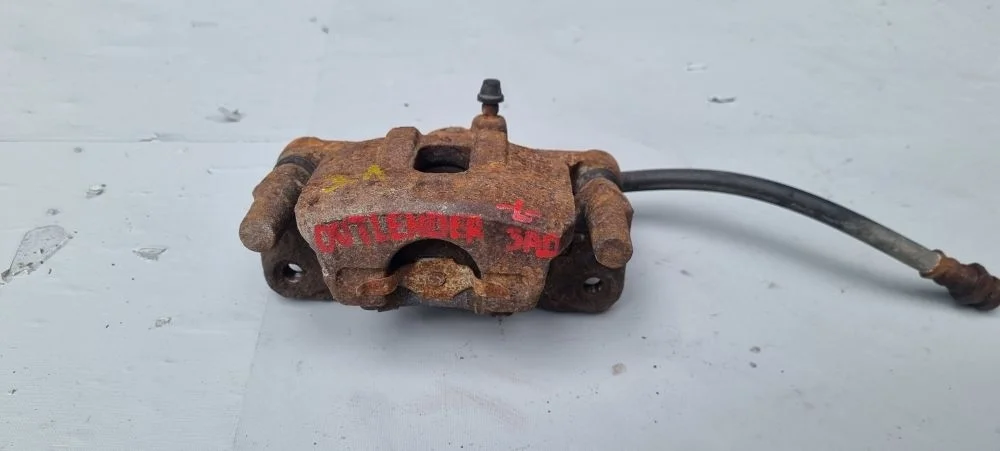 Суппорт задний левый Mitsubishi Outlander 1