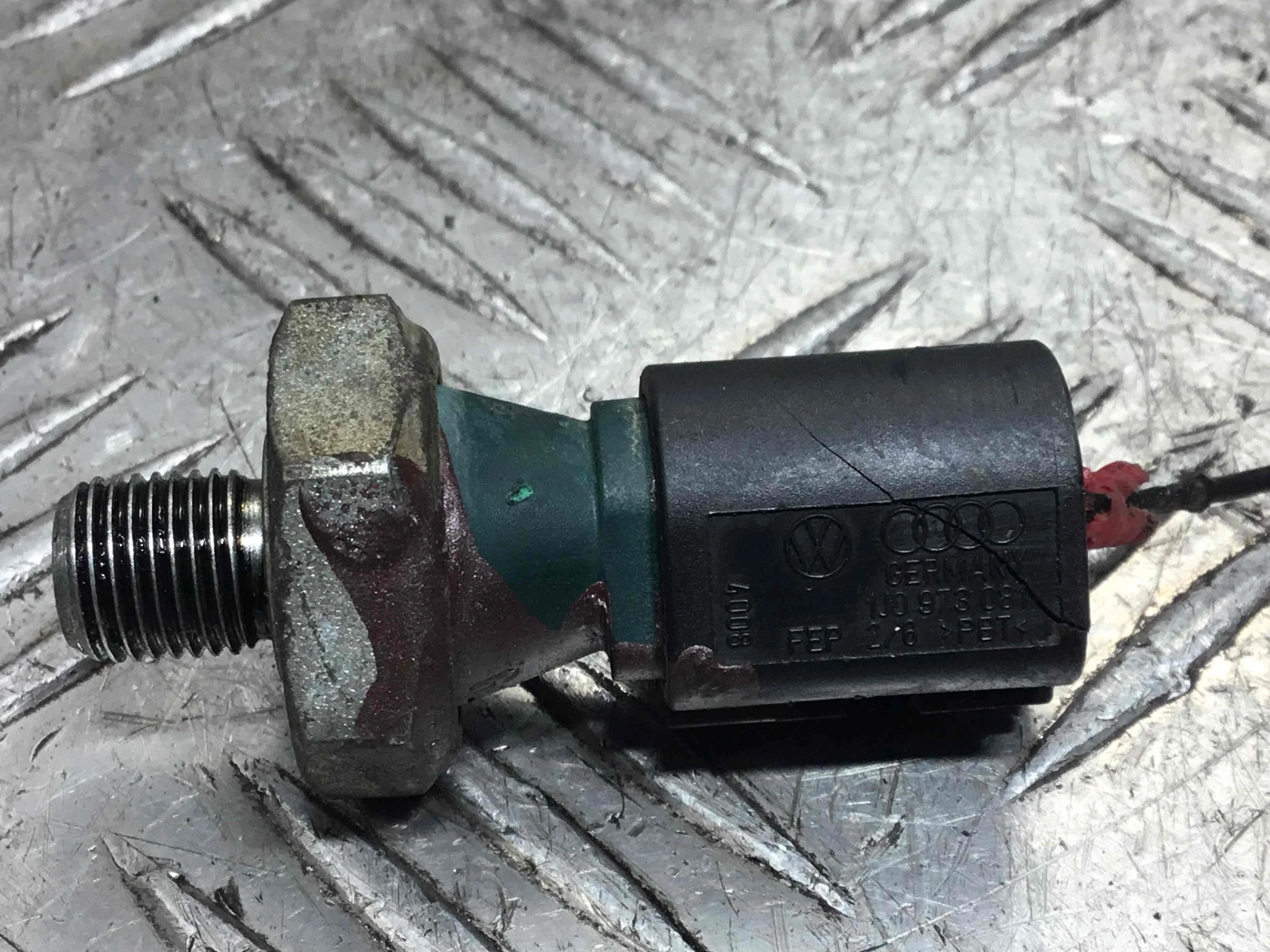 Датчик давления масла Audi A4 B8/8K (2007-2011) дизель 2.0 TDI Автомат Седан