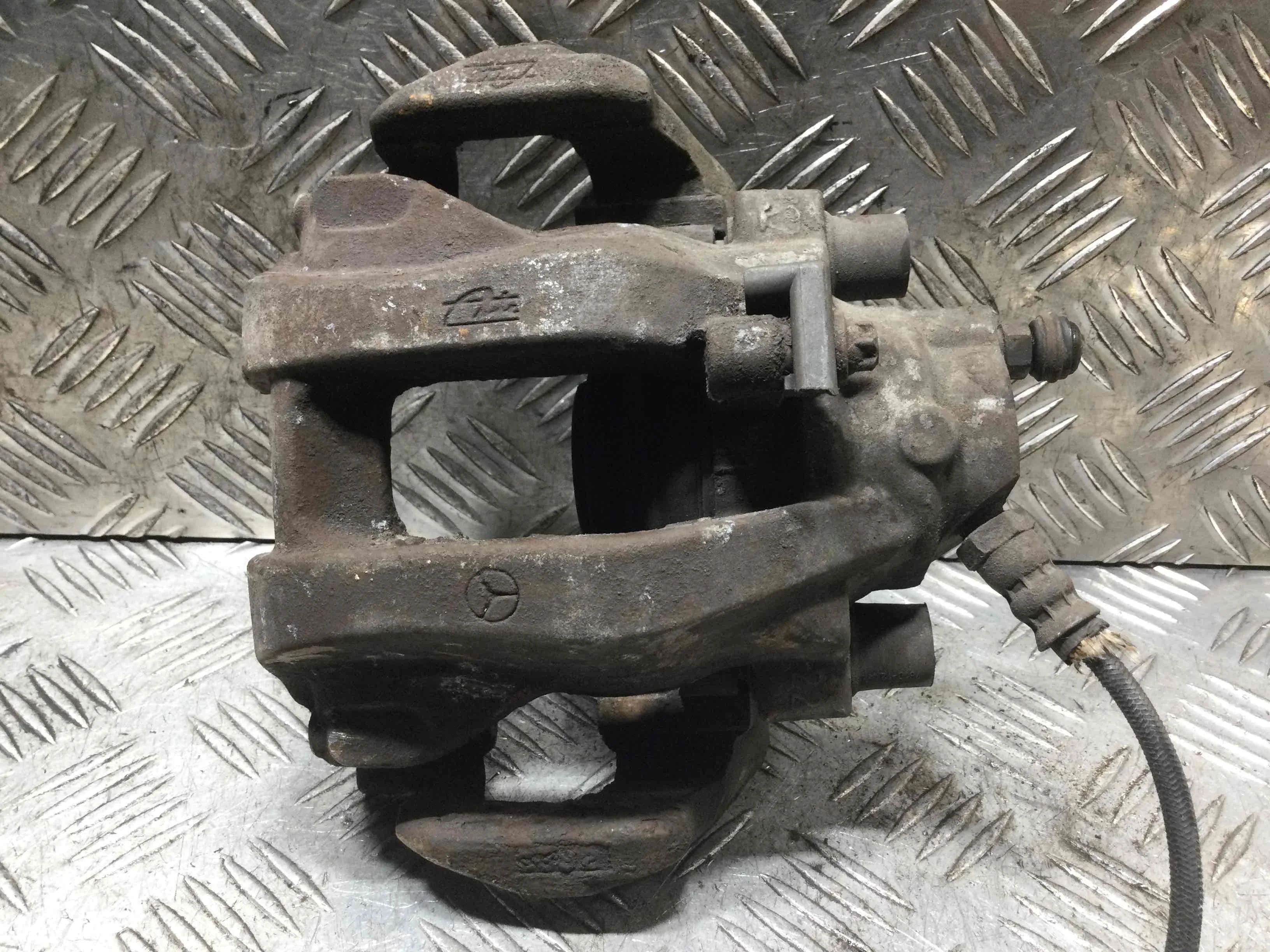 Суппорт задний правый Mercedes E-klasse E-klasse (W211) 2002 - 2009 бензин 5.0 i Автомат Универсал