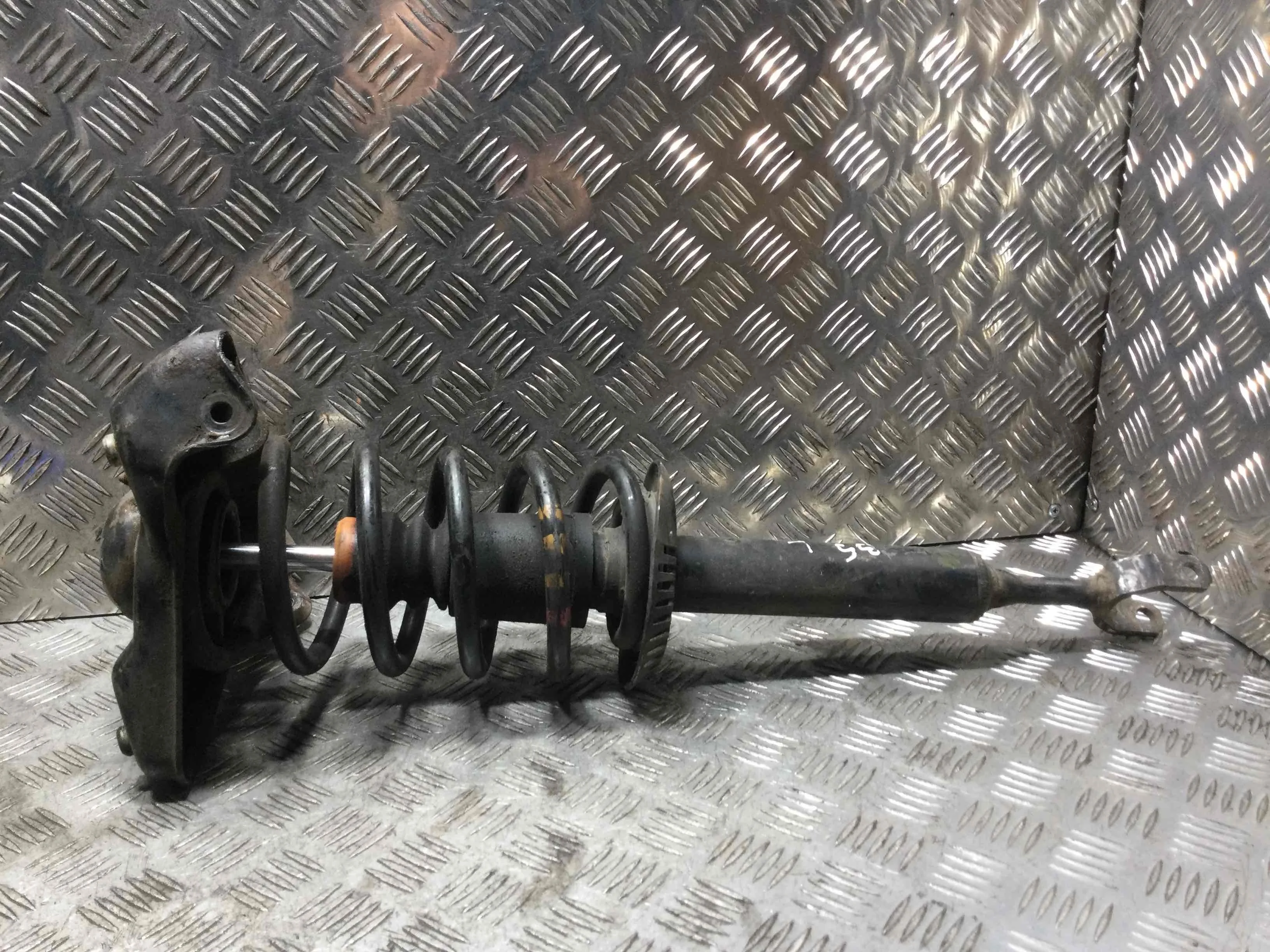 Стойка передняя левая Volkswagen Passat B5 (1996-2000) бензин 1.6 i Механика Универсал