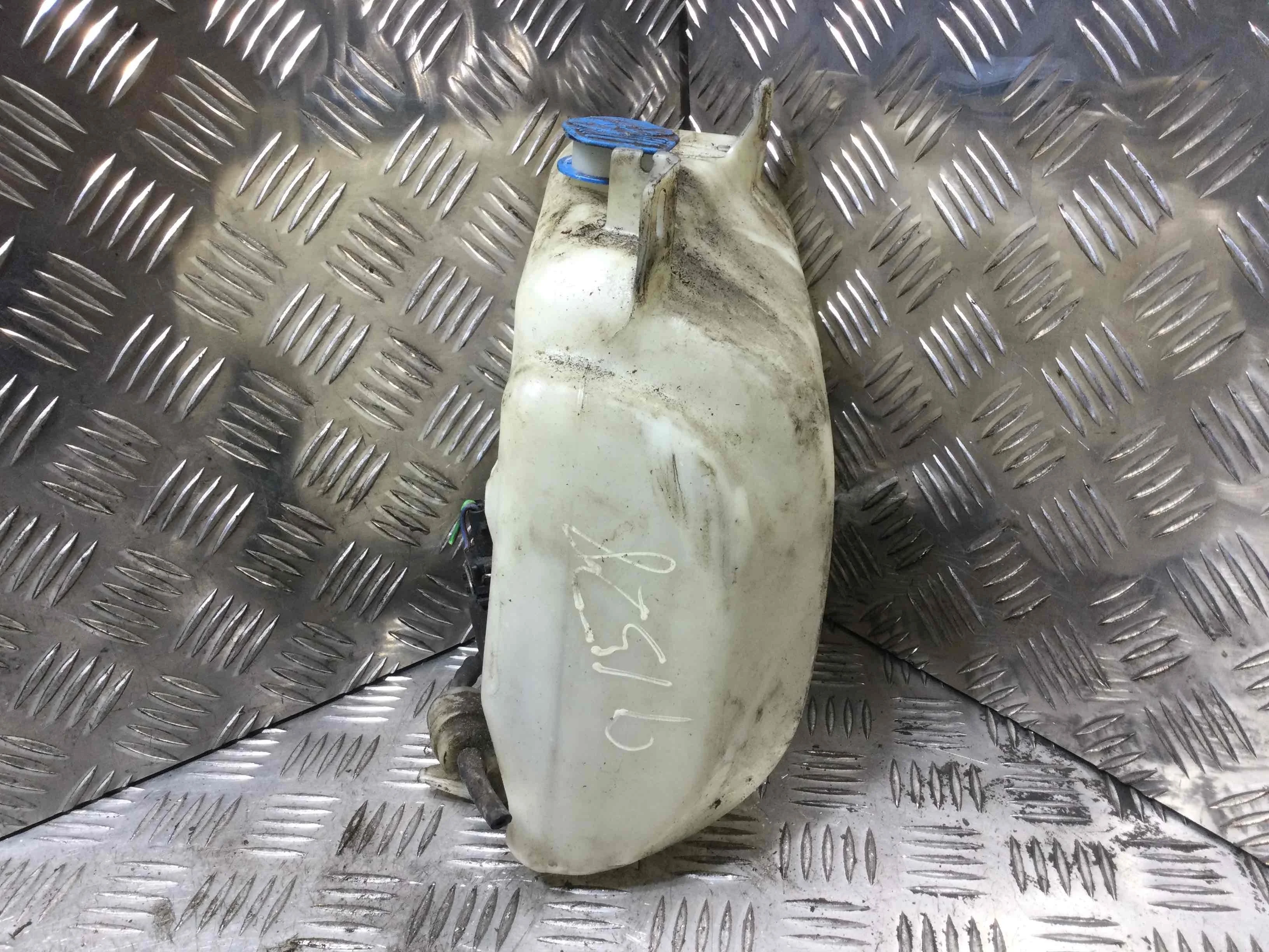 Бачок омывателя Volkswagen Golf 3 поколение (1991-1997) бензин 1.6 i Механика Х/б