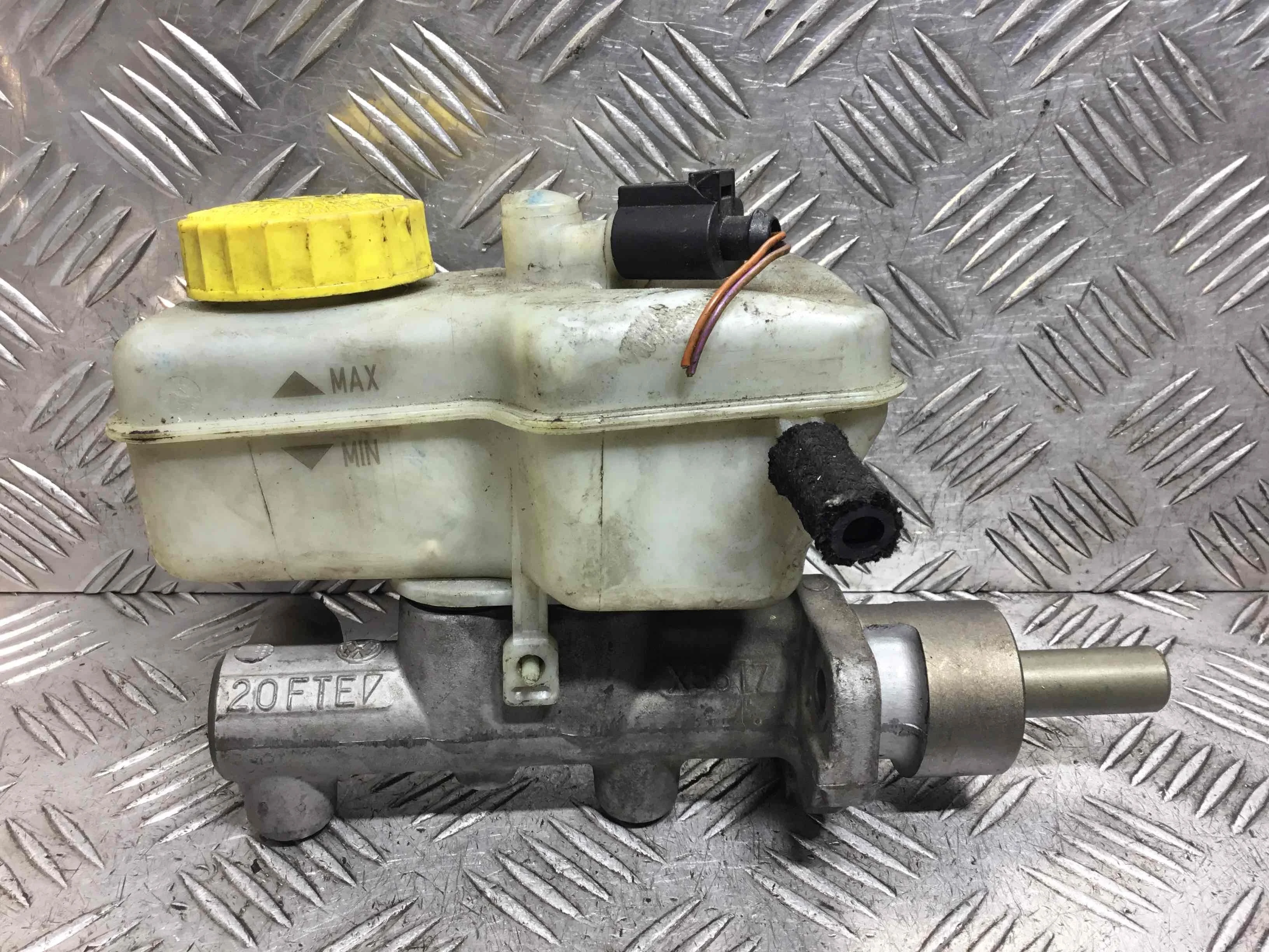 Цилиндр тормозной главный Volkswagen Polo 4 поколение (2001-2005) дизель 1.9 SDI Механика Х/б