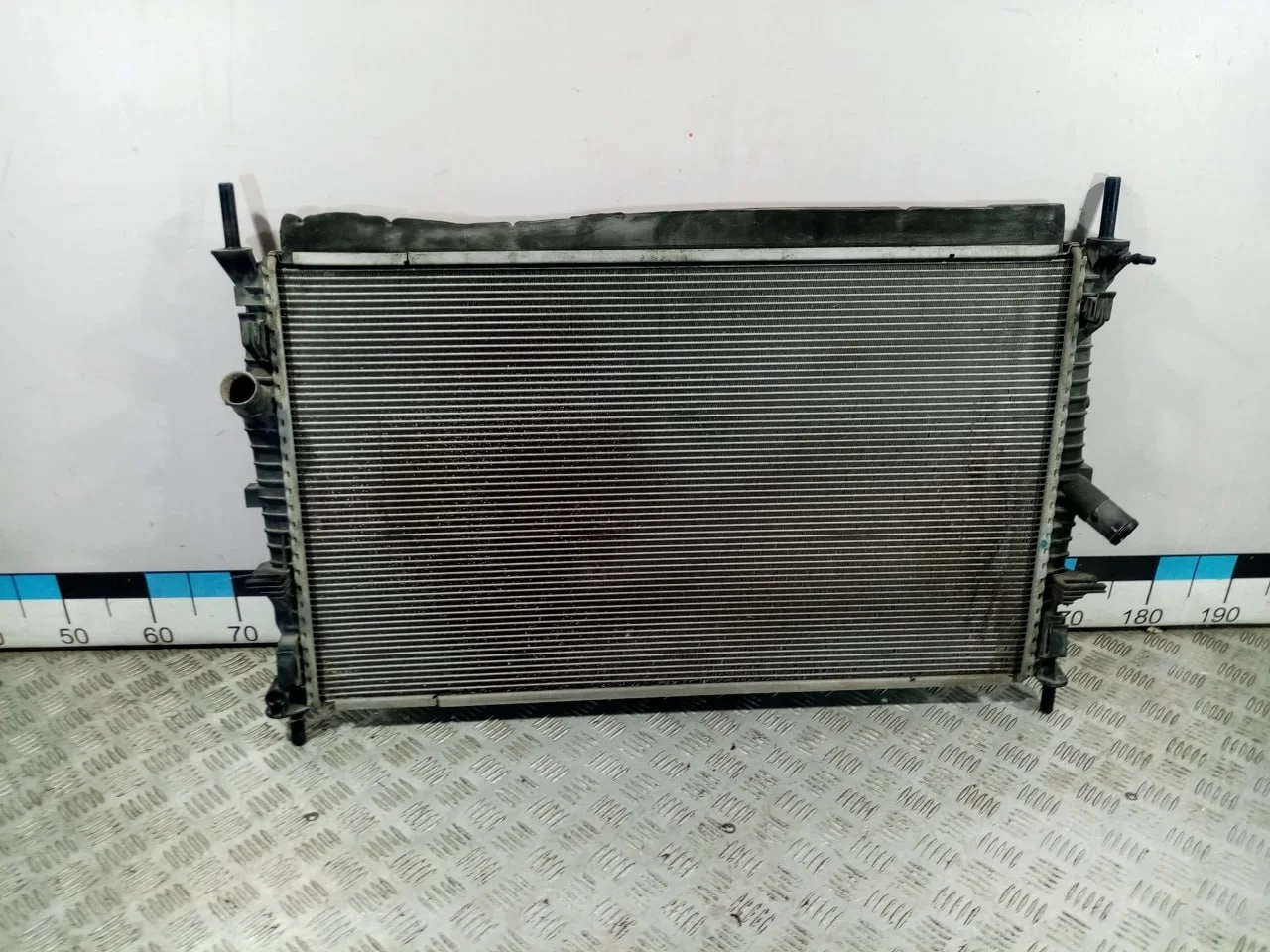 [Б/У] Радиатор основной Transit - (Состояние: отошел нижний ряд , незначительная примятость ) [Незначительные дефекты] [Код: 00525825 ]