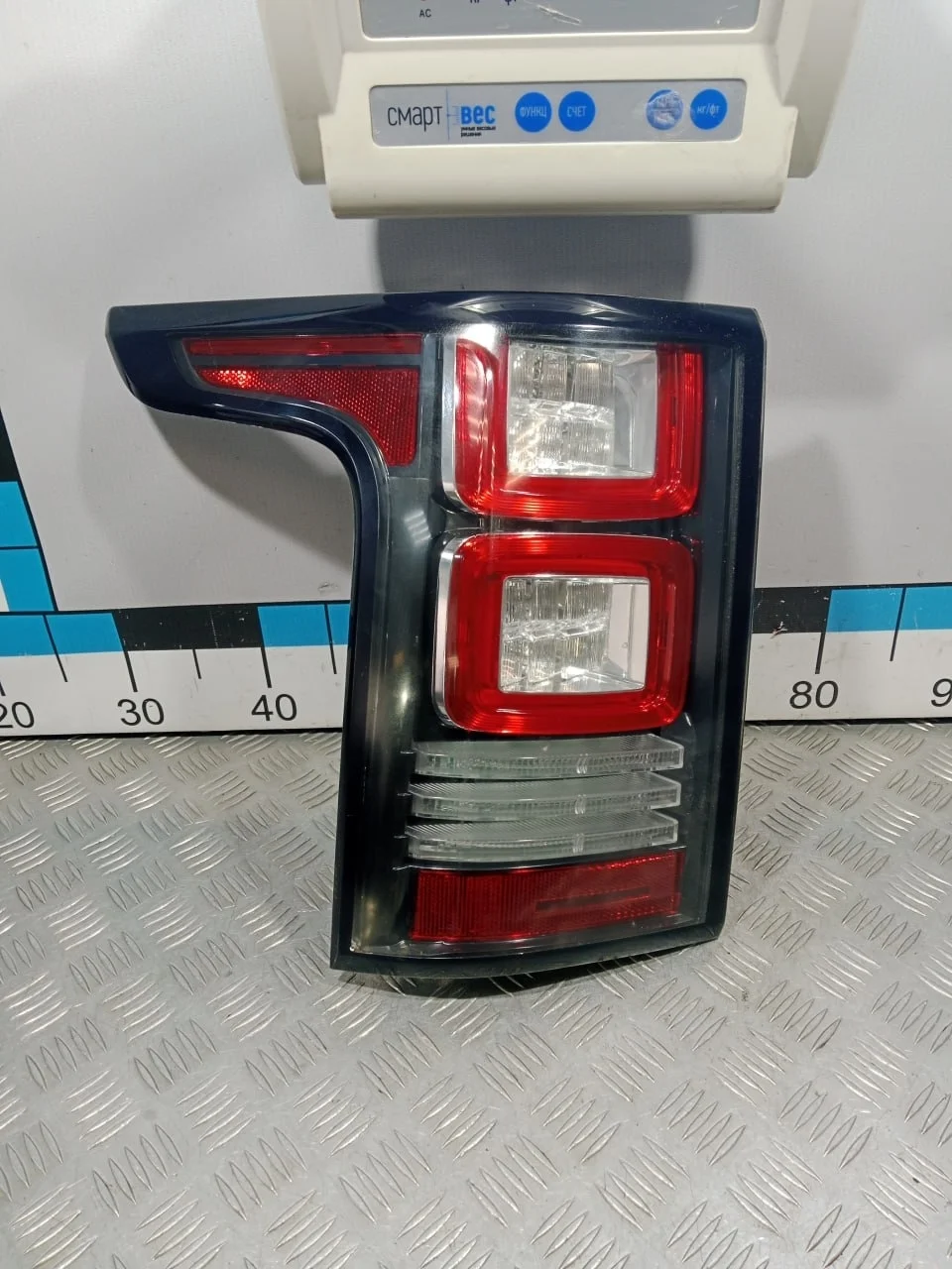 [Б/У] Фонарь задний левый Land Rover Range Rover IV - Просверлено маленькое отверстие в левом нижнем углу. [Код: 00522820 ]