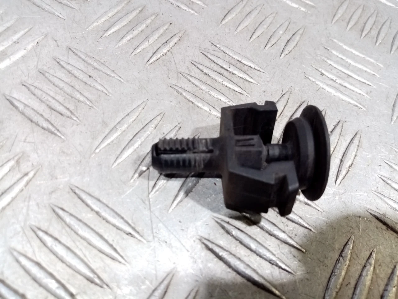 [Б/У] Штифт крепления радиатора [Код: 00521731 ]