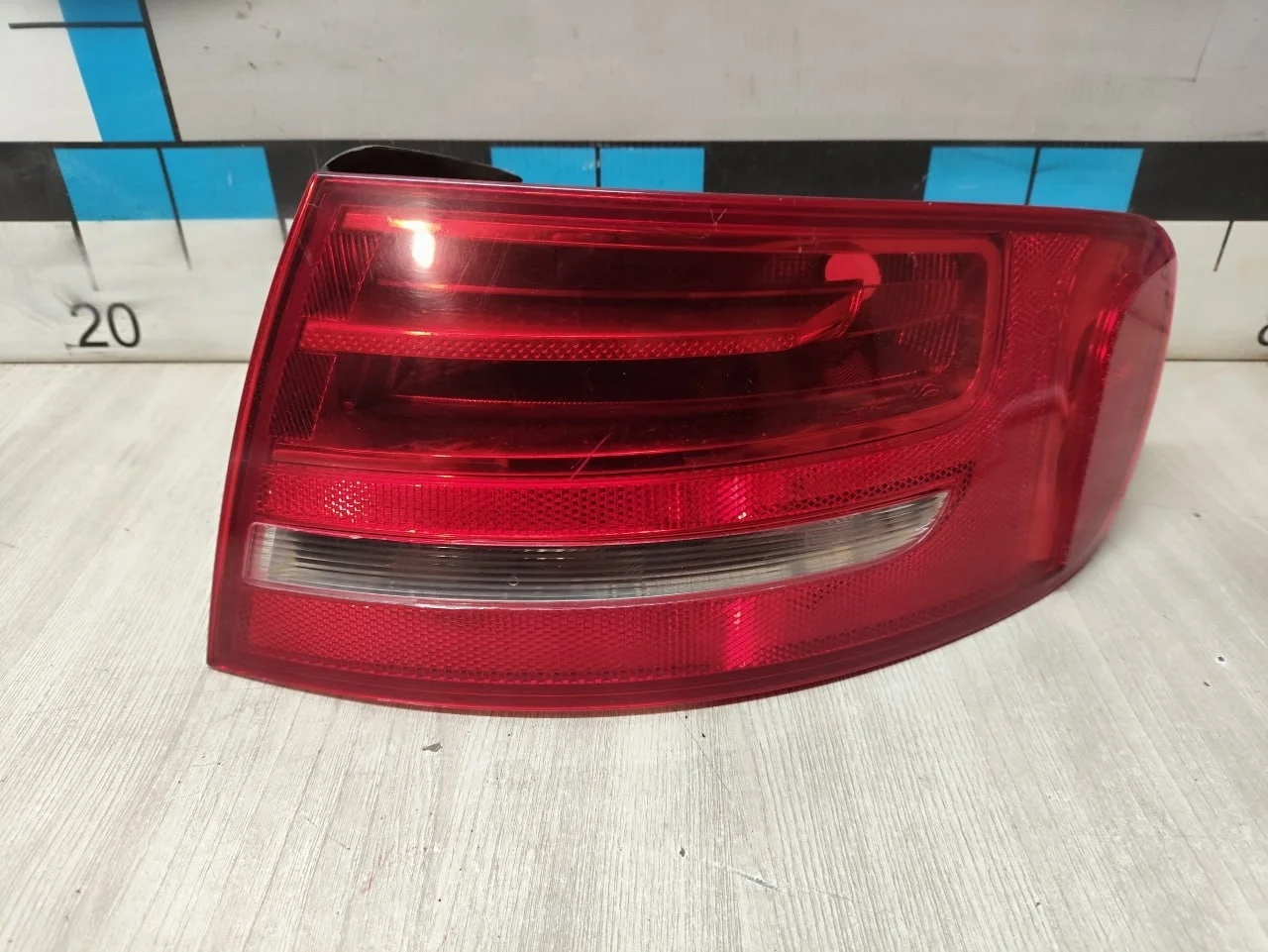 [Б/У] Фонарь задний внутренний правый Audi A4 - маленькая трещина / универсал / без платы [Незначительные дефекты] [Код: 00307227 ]