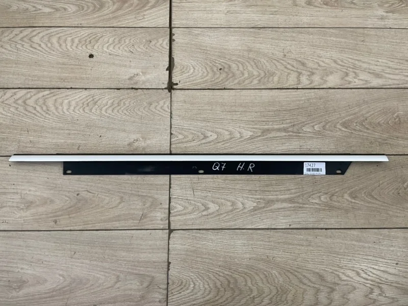 Накладка стекла двери Audi Q7 2007-2015 4L