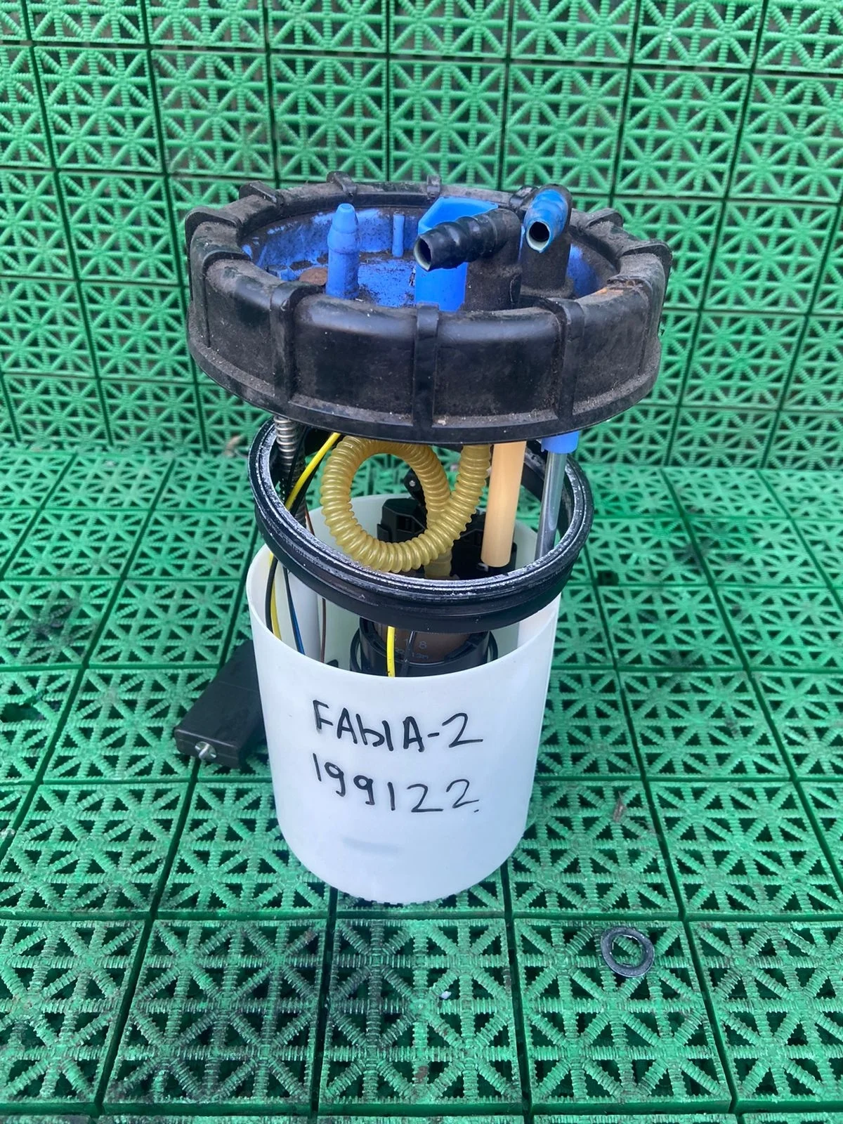 Бензонасос электрический AUDI A1, SKODA FABIA 2, RAPID, VOLKSWAGEN POLO 2010- (в сборе) б/у A1(2011-2014);A2(2000-2005);FABIA 1(2000-2006);FABIA 2(2007-2015);POLO(2002-2005)