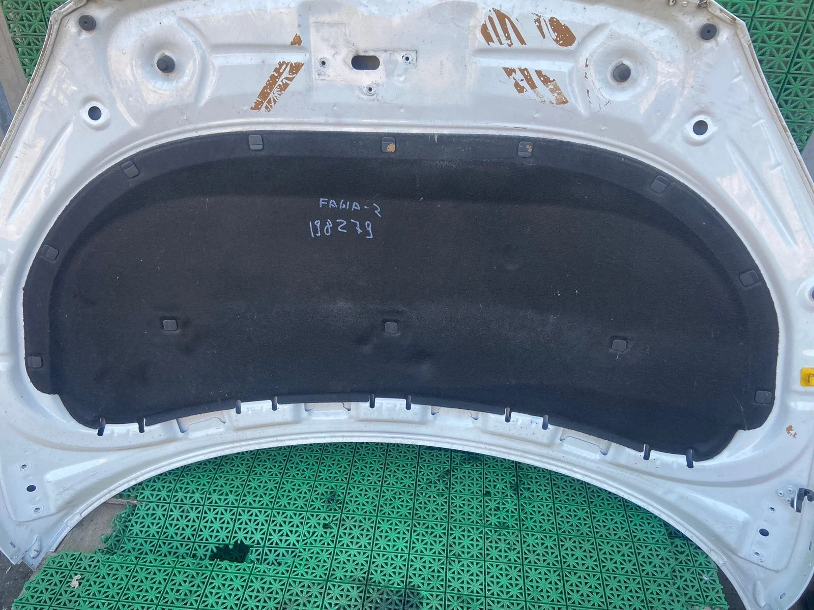 Шумоизоляция капота SKODA FABIA 2, ROOMSTER 2007- б/у FABIA 2(2007-2015);ROOMSTER(2007-2015)