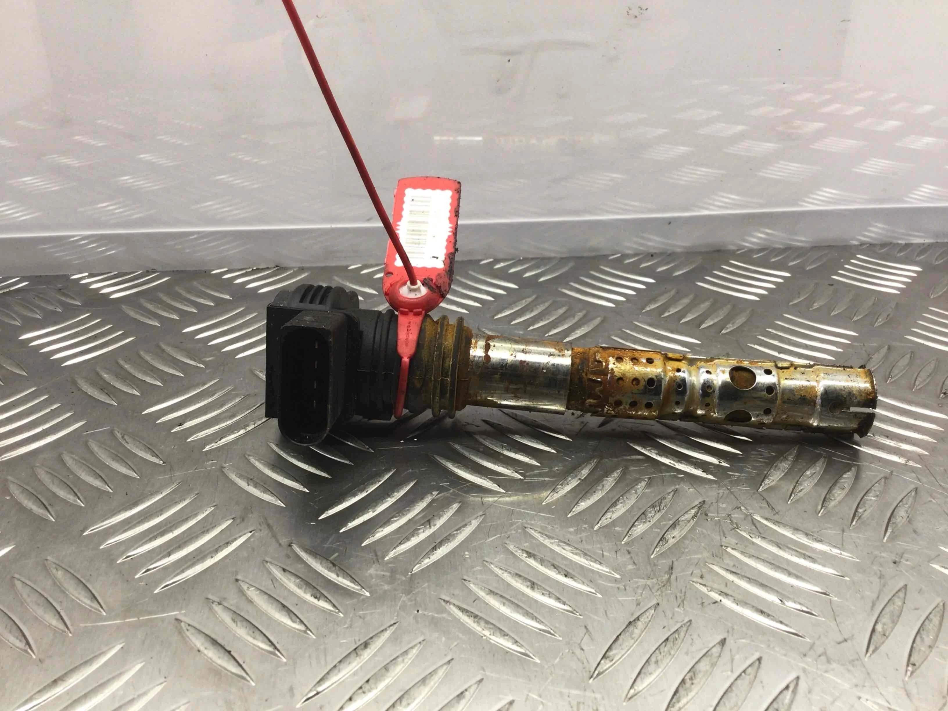 Катушка зажигания Volkswagen Passat B5+ [рестайлинг] (2000-2005) бензин 2.0 i Механика Универсал