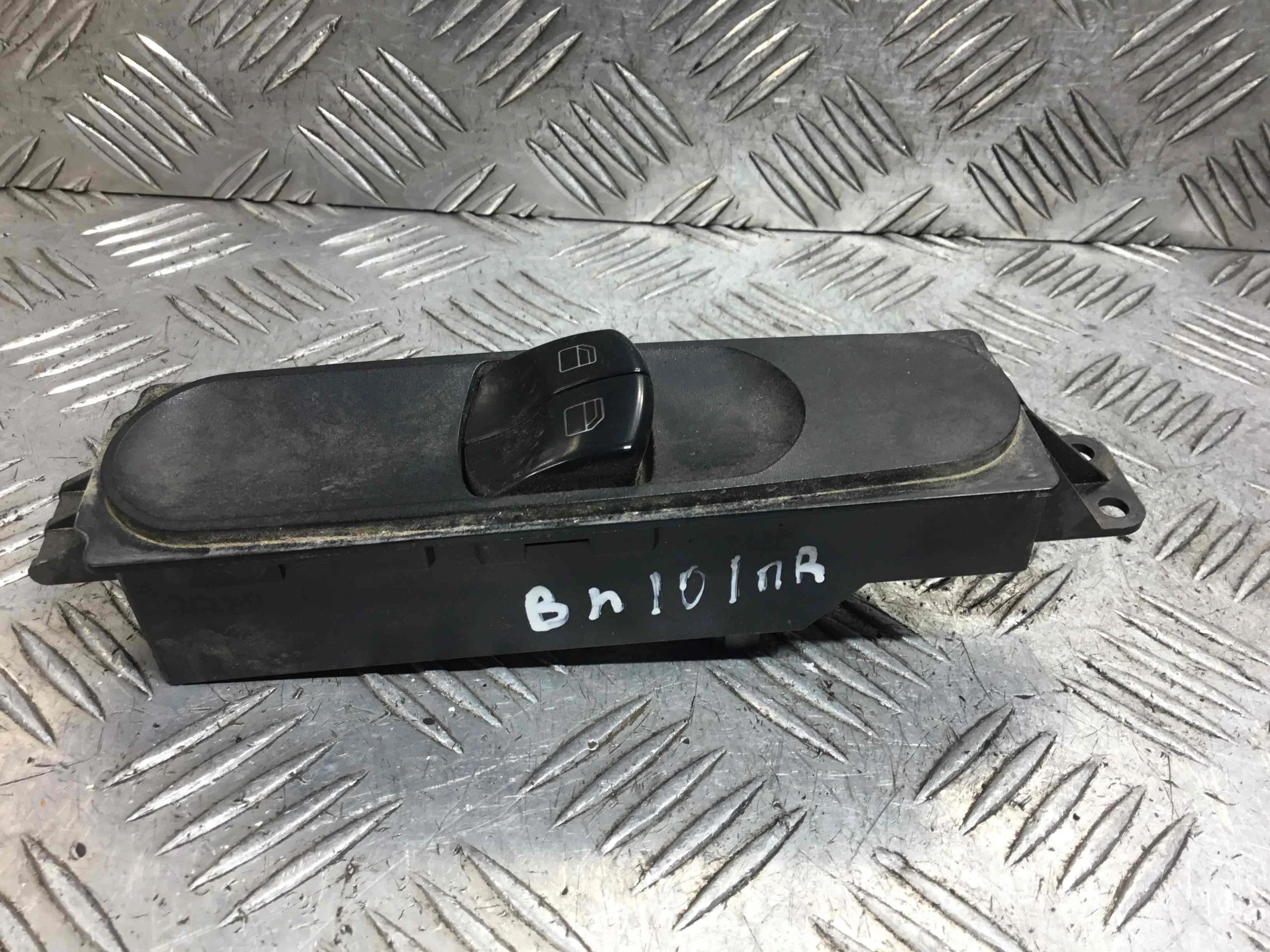 Кнопка стеклоподъемника переднего правого Mercedes Sprinter Sprinter II (w906) 2006 - 2017 дизель 2.2 CDI Механика Микроавтобус