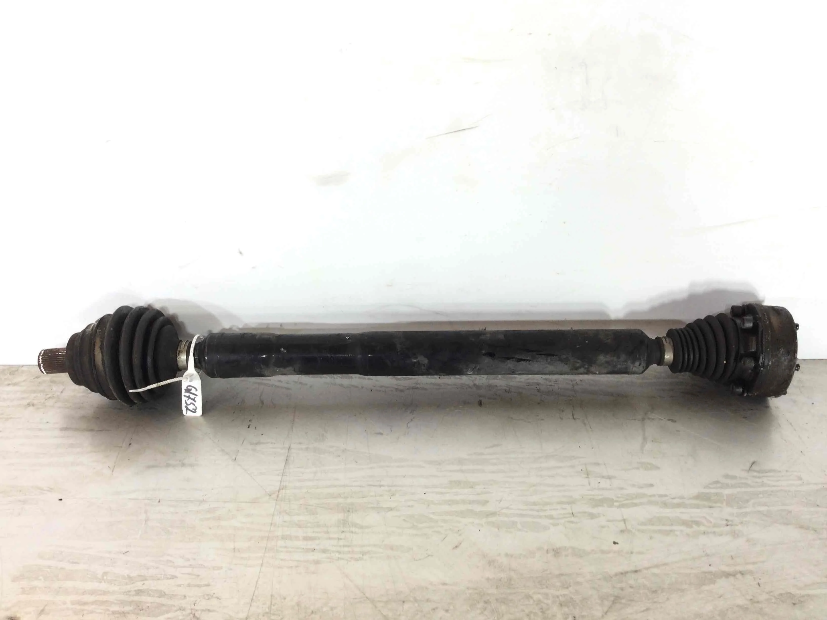 Полуось передняя правая (приводной вал, ШРУС) Audi A3 8P (2003-2005) бензин 2.0 i Механика Х/б