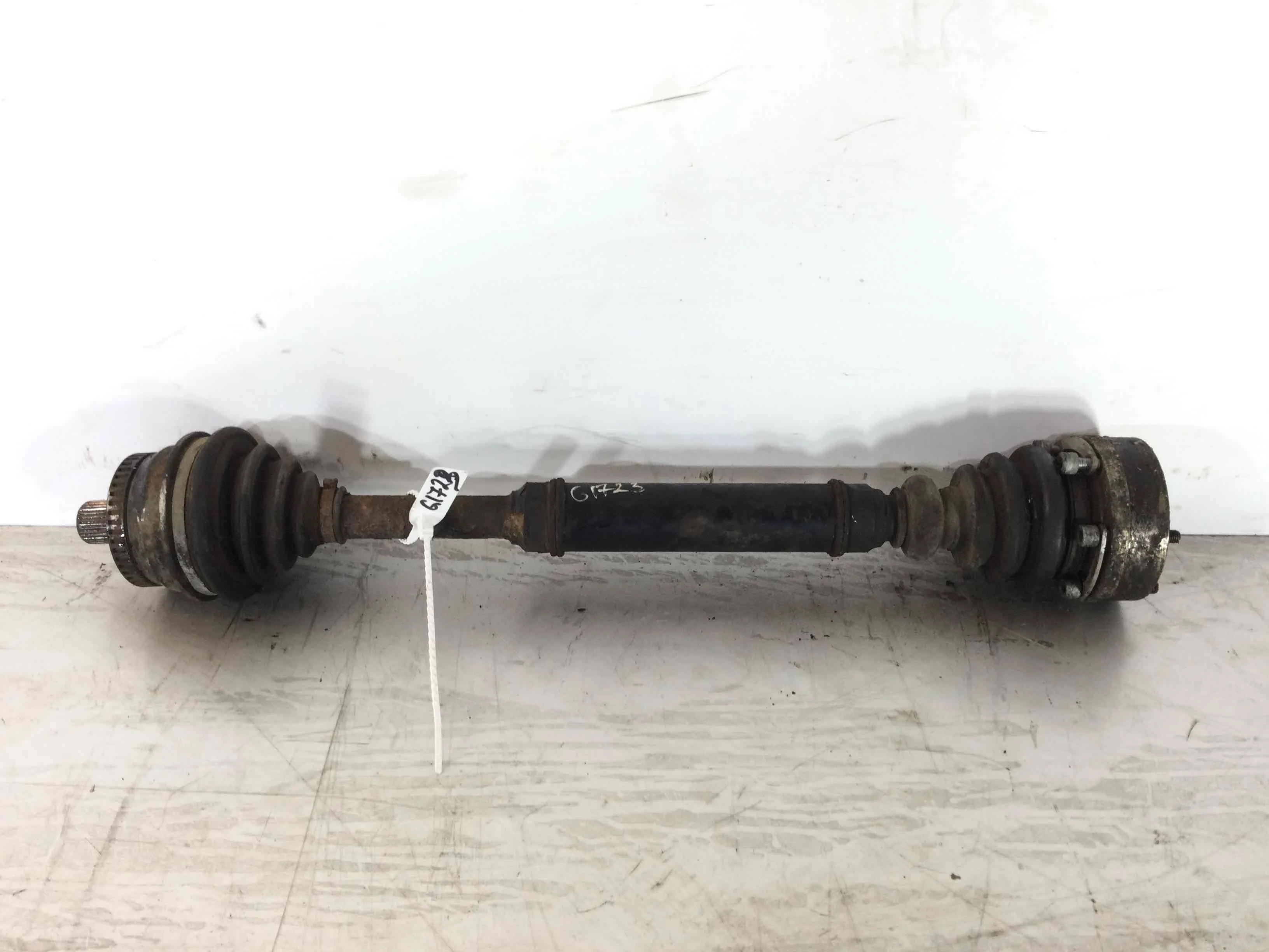 Полуось передняя левая (приводной вал, ШРУС) Audi A4 B5 (1994-1999) бензин 1.6 i Механика Седан