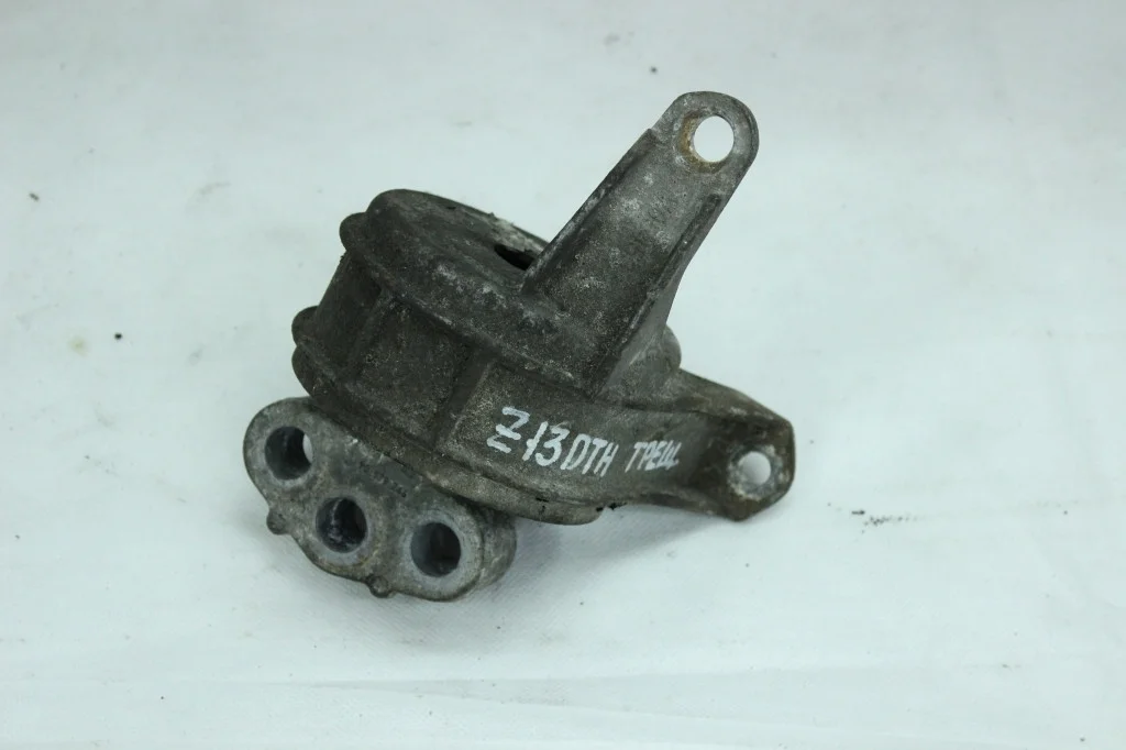Опора двигателя правая дизель дефект Opel Astra