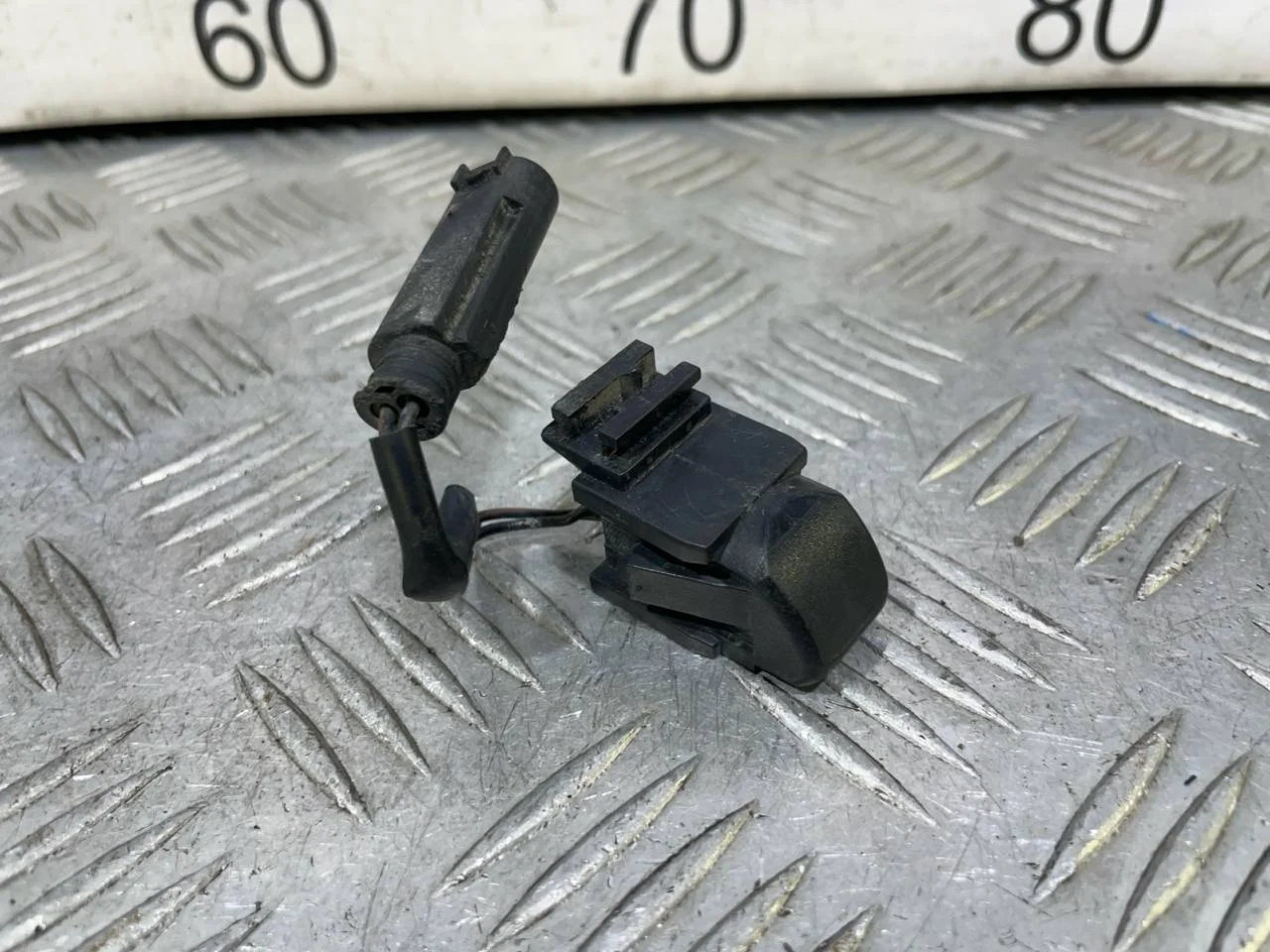 [Б/У] Форсунка омывателя лобового стекла MB - дефект крепления фишки [Незначительные дефекты] [Код: 00527595 ]