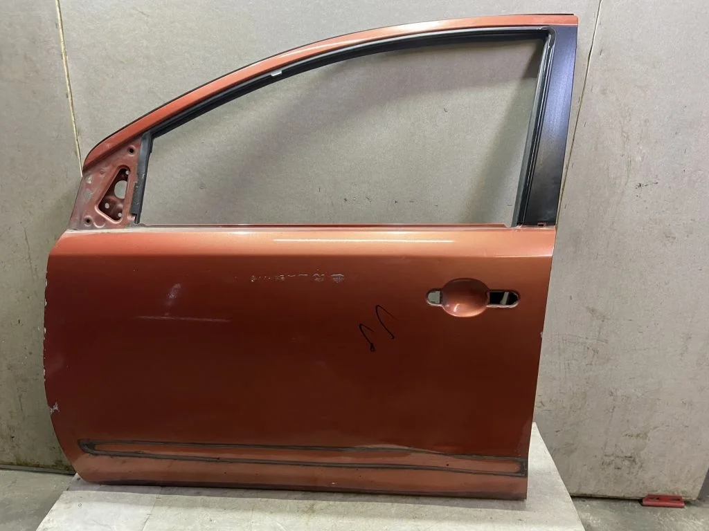 Дверь передняя левая Nissan Note E11 С ДЕФЕКТОМ