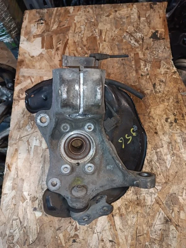 Кулак Audi TT 2009 8J3