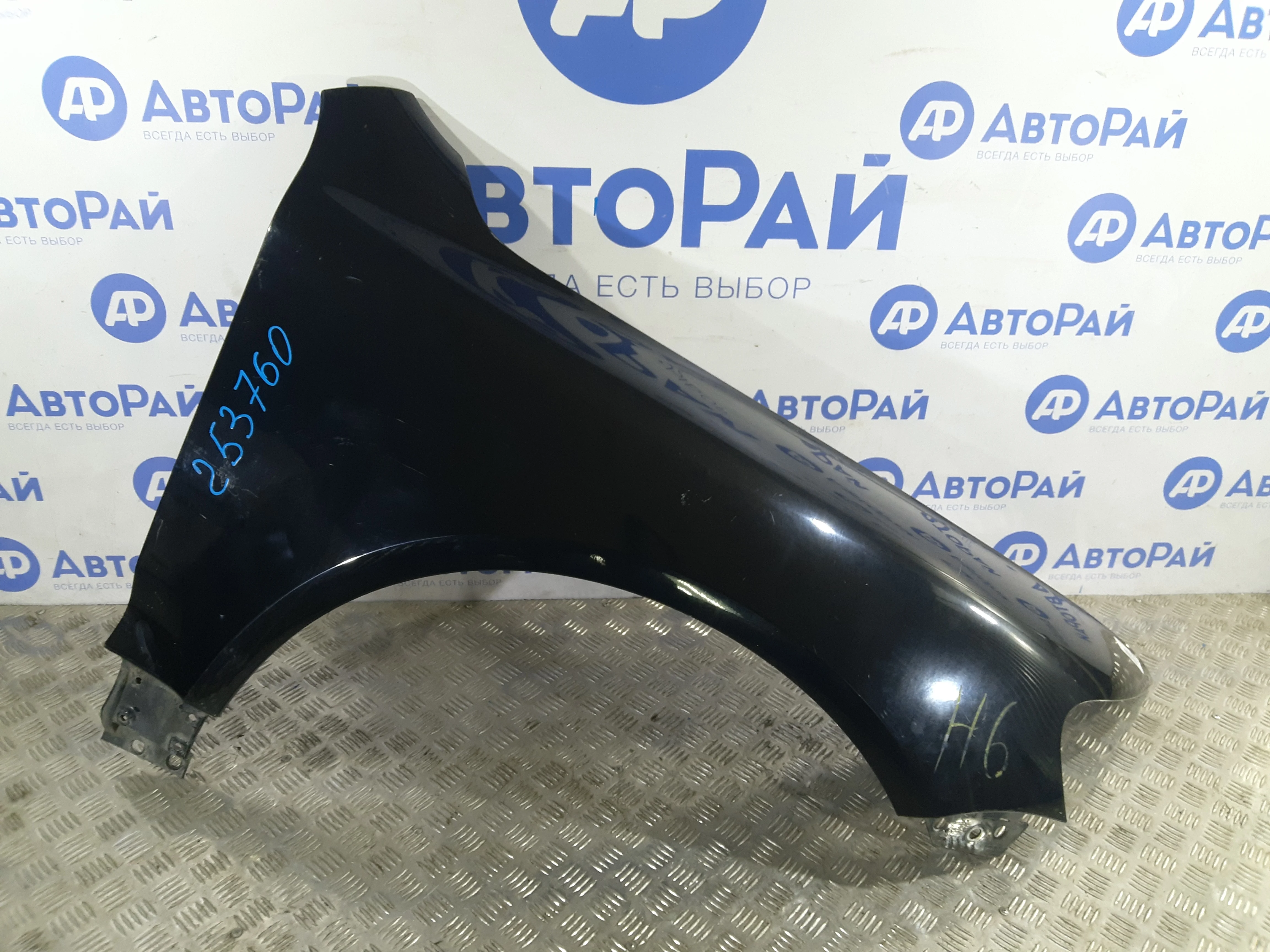 [Б/У] Крыло переднее правое Touareg - трещина на верхнем креплении [Незначительные дефекты] [Код: 00325871 ]