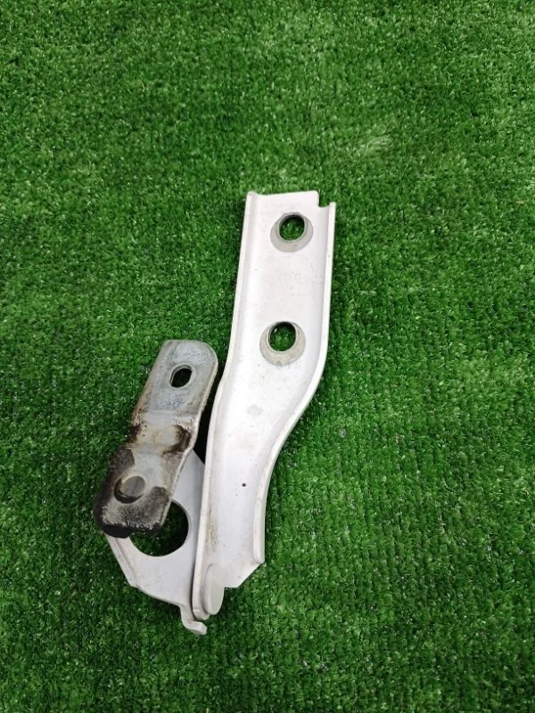 Петля капота правая Audi A3 2008 8P0823302B 8P CCZ
