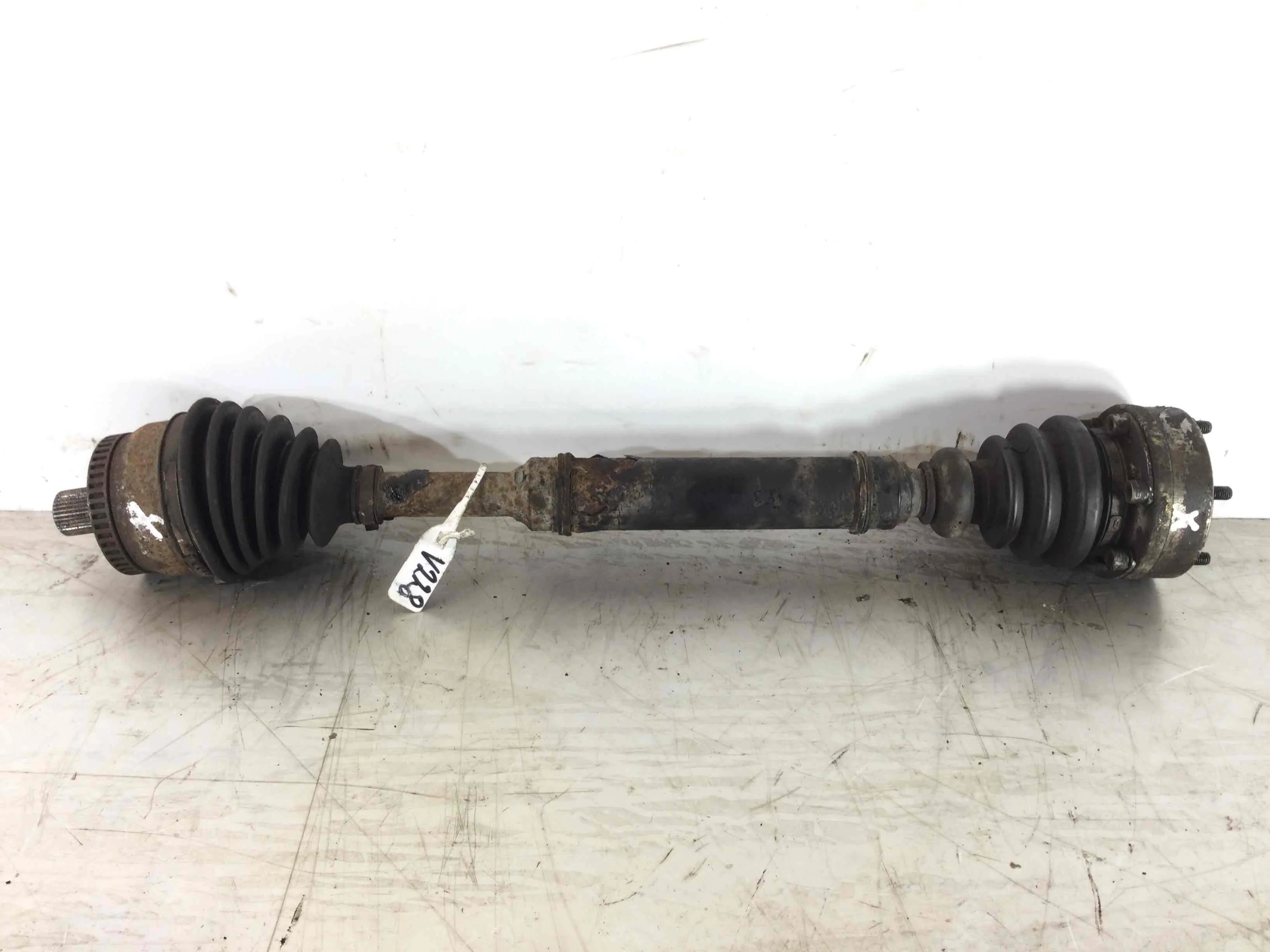 Полуось передняя левая (приводной вал, ШРУС) Audi A4 B5 (1994-1999) бензин 1.6 i Механика Седан