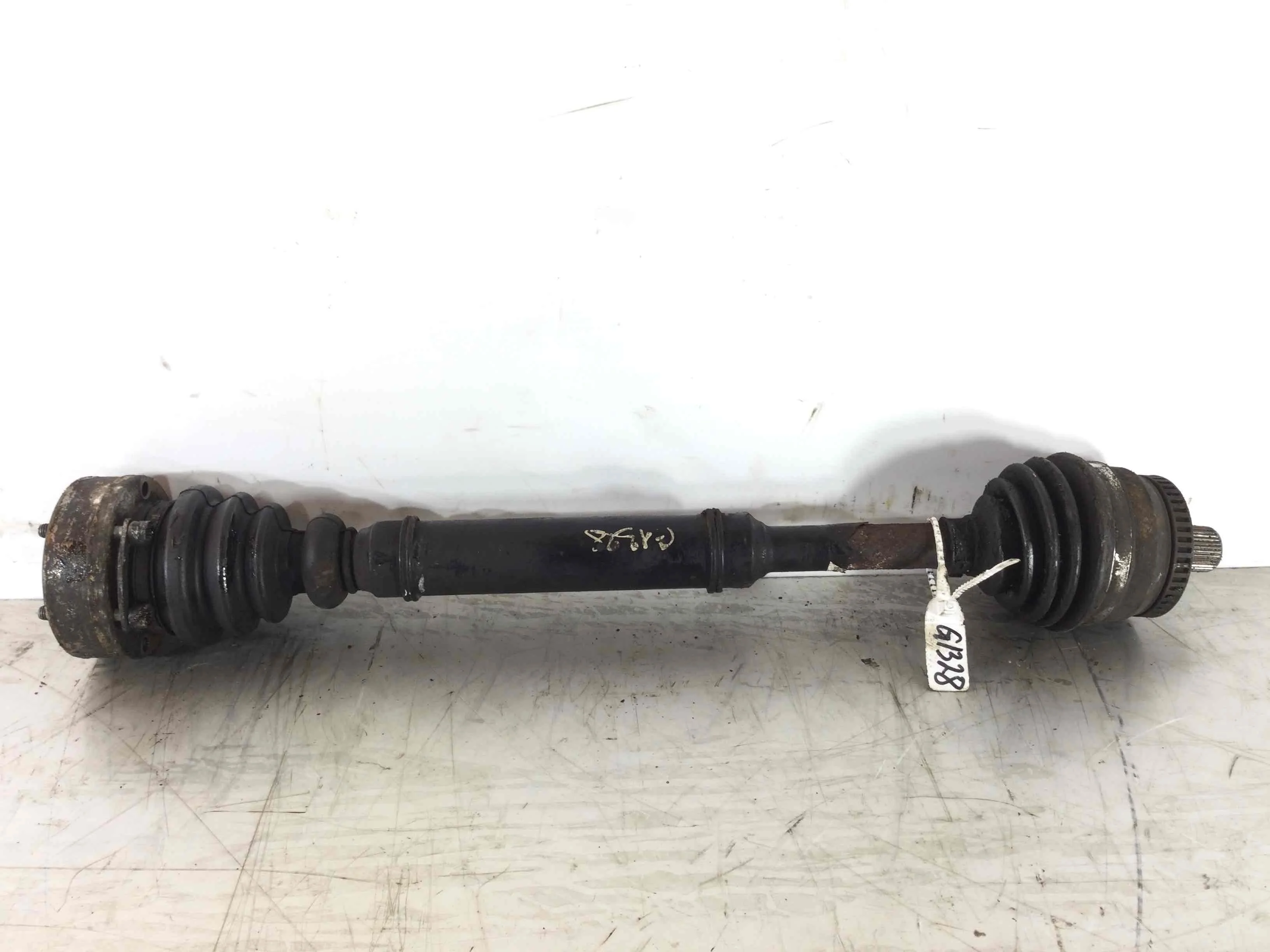 Полуось передняя левая (приводной вал, ШРУС) Audi A4 B5 (1994-1999) бензин 1.6 i Механика Седан