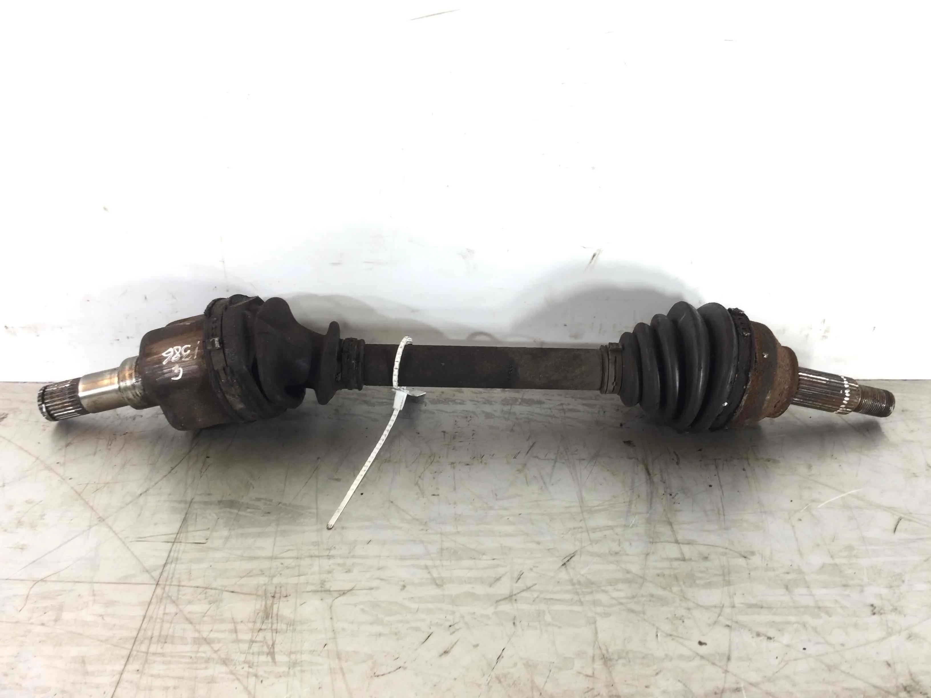 Полуось передняя левая (приводной вал, ШРУС) Ford Mondeo 3 поколение [рестайлинг] (2003-2007) бензин 1.8 i Механика Х/б