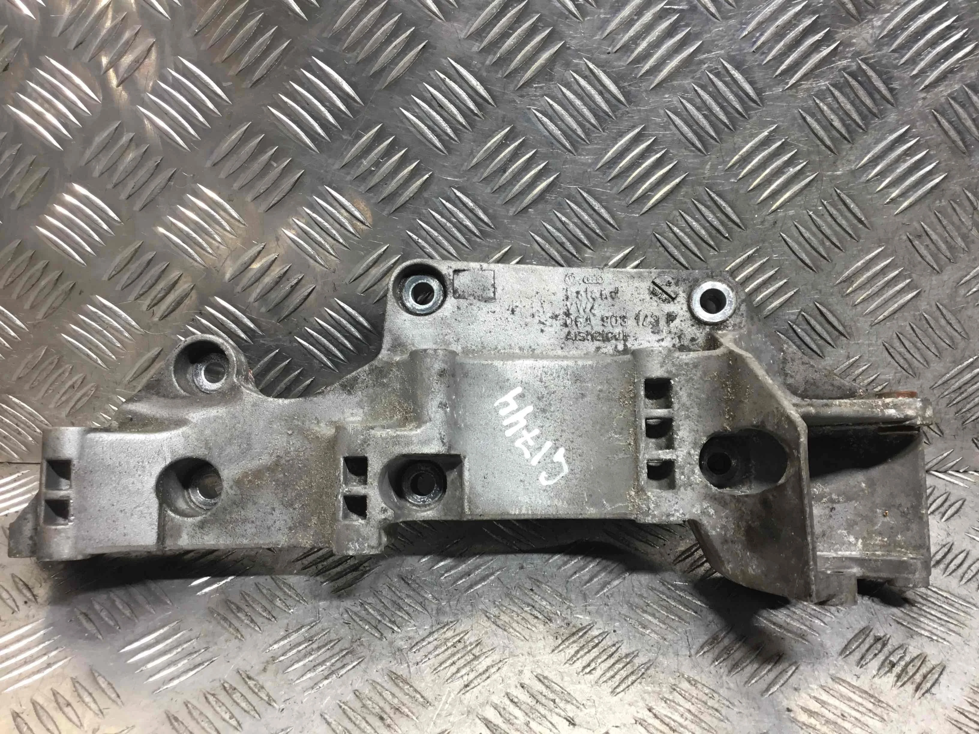 Кронштейн генератора Volkswagen Golf 4 поколение (1997-2004) бензин 2.0 i Механика Х/б