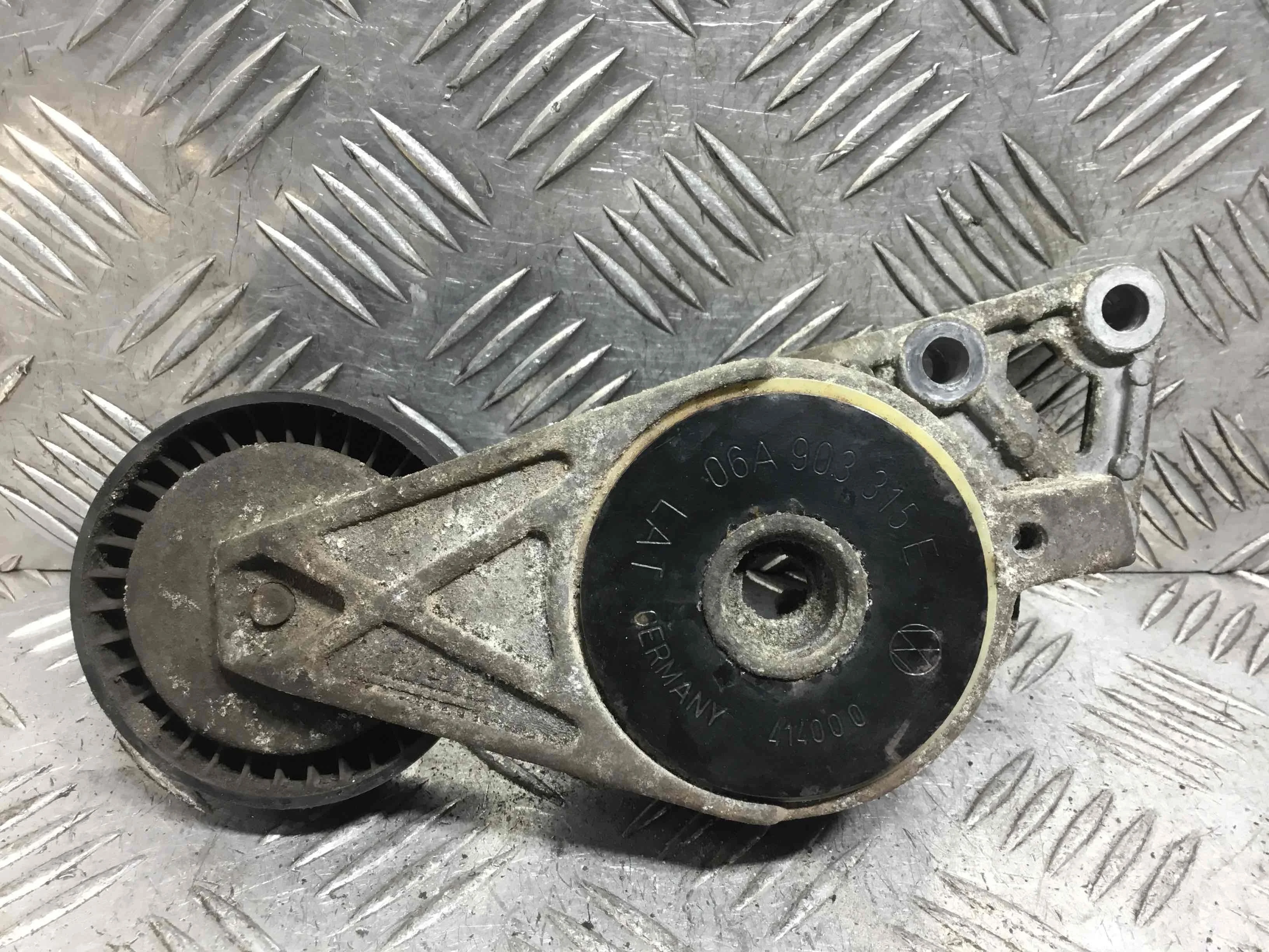 Натяжитель ремня генератора Volkswagen Golf 4 поколение (1997-2004) бензин 2.0 i Механика Х/б