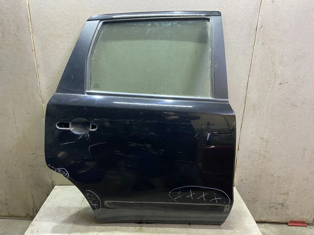 Дверь задняя правая Nissan Note E11 С ДЕФЕКТОМ