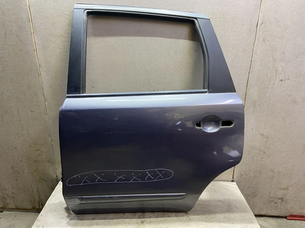 Дверь задняя левая Nissan Note E11 С ДЕФЕКТОМ