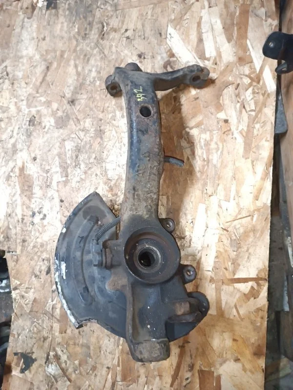 Кулак Audi A4 2000 8D2