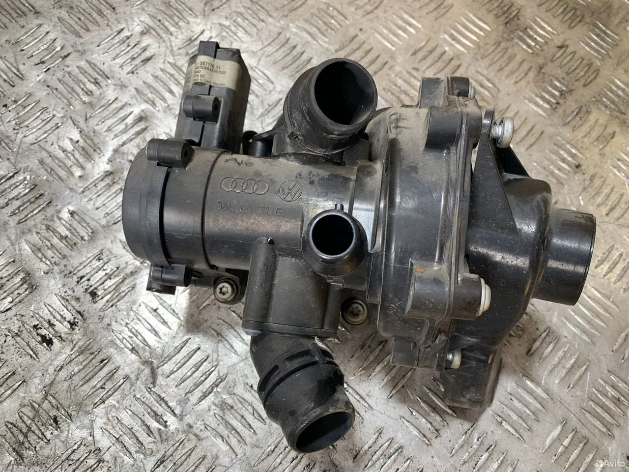 Водяной насос audi a4 1.8 cjea 06l121005a