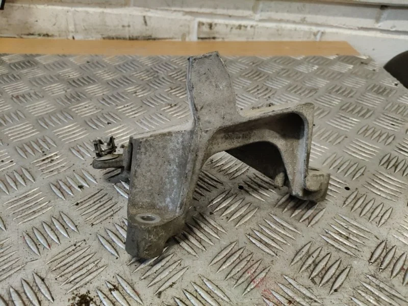 Кронштейн кпп Renault Megane