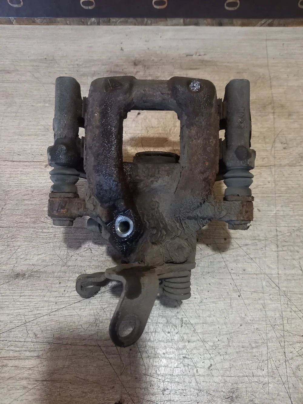 Суппорт тормозной задний левый Skoda Octavia II рестайлинг (2008—2013) 2012 3U/F8K