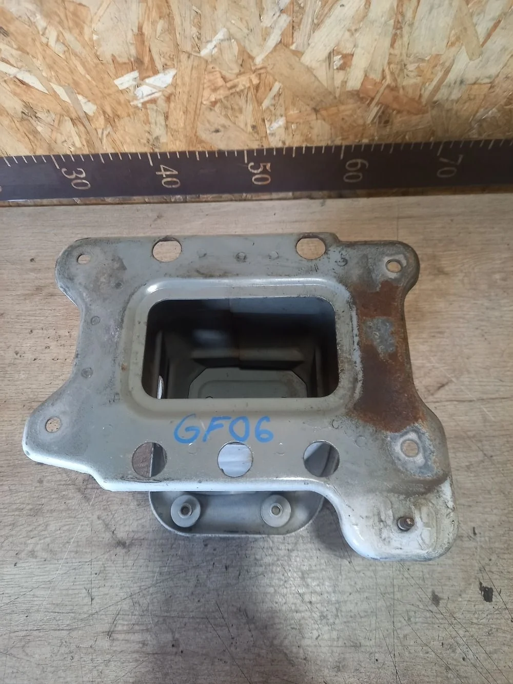 Кронштейн усилителя переднего бампера левый Opel Antara I рестайлинг (2010—2017) 2012 SUMMIT WHITE (OP 40R)