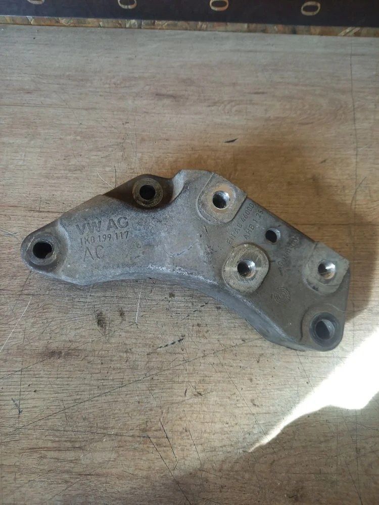 Кронштейн опоры КПП Skoda Octavia II рестайлинг (2008—2013) 2011