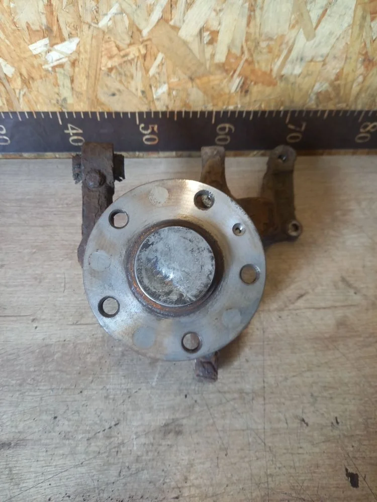 Кулак задний левый Skoda Octavia II рестайлинг (2008—2013) 2011