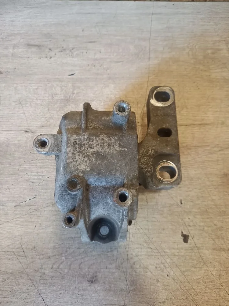 Опора двигателя правая Skoda Octavia II рестайлинг (2008—2013) 2012 9J9J