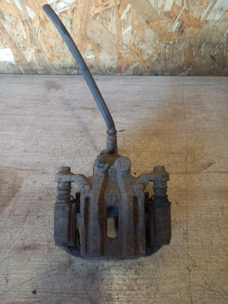 Суппорт тормозной задний правый Nissan Pathfinder III рестайлинг (2010—2014) 2012 GN0 - BLACK METALLIC