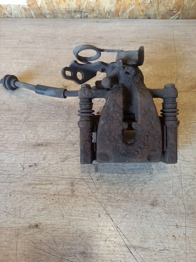 Суппорт тормозной задний левый Ford Kuga I (2008—2012) 2012 белый