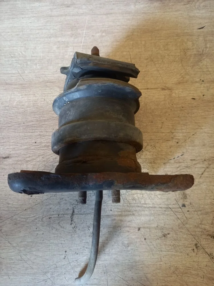 Опора двигателя передняя Nissan Pathfinder III рестайлинг (2010—2014) 2012 GN0 - BLACK METALLIC