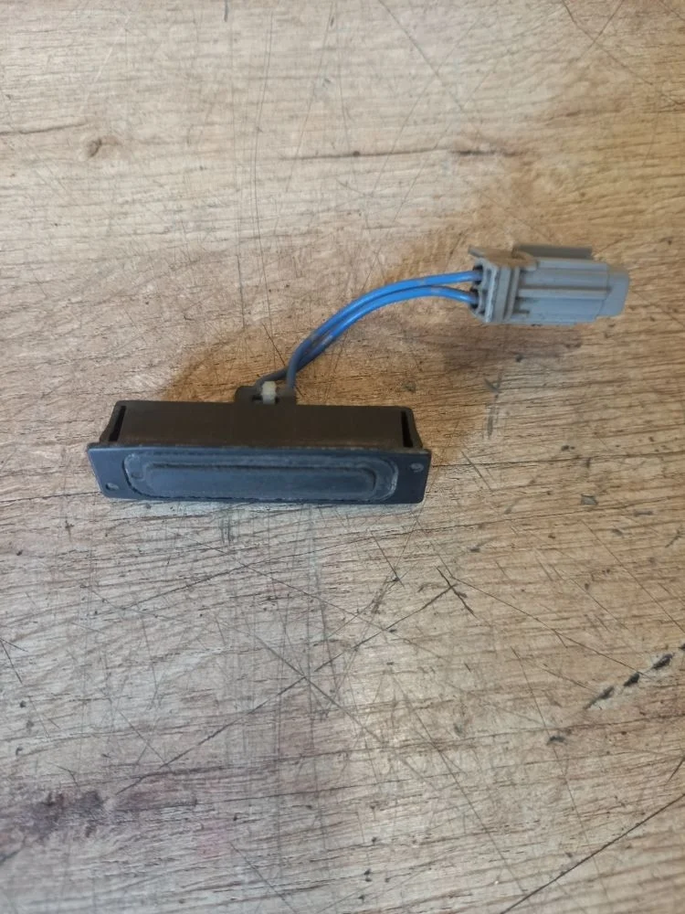 Кнопка открывания багажника Nissan Pathfinder III рестайлинг (2010—2014) 2012 GN0 - BLACK METALLIC