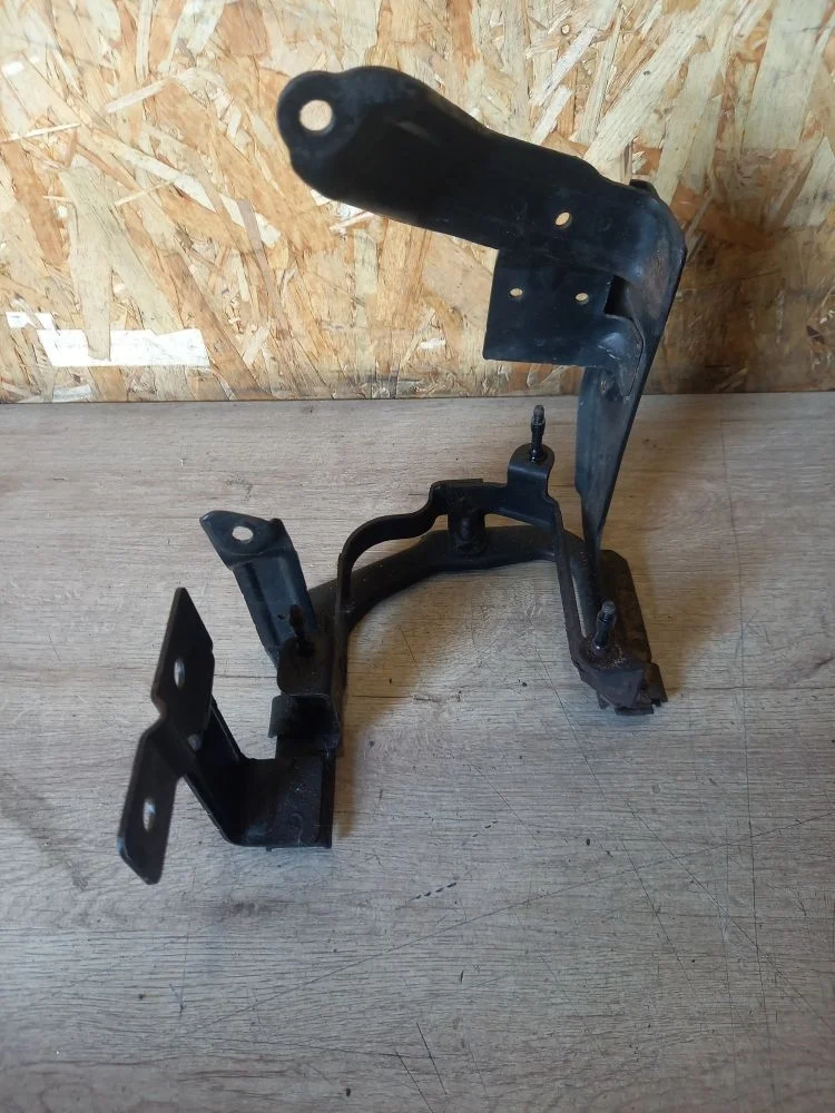 Кронштейн гидроусилителя Ford Kuga I (2008—2012) 2009 Moondust Silver (met)